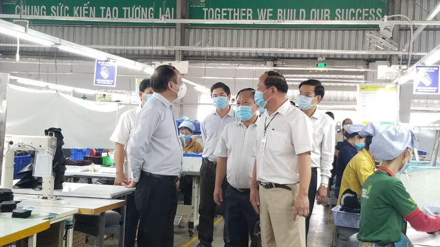 Đoàn công tác kiểm tra khu công nghiệp tại Kiên Giang. Ảnh: Tuấn Dũng